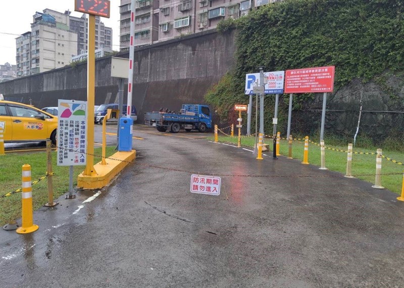 A limited access sign is put up inside a riverside parking lot in New Taipei as a result of the impending Typhoon Gaemi. Photo courtesy of New Taipei Water Resources Department