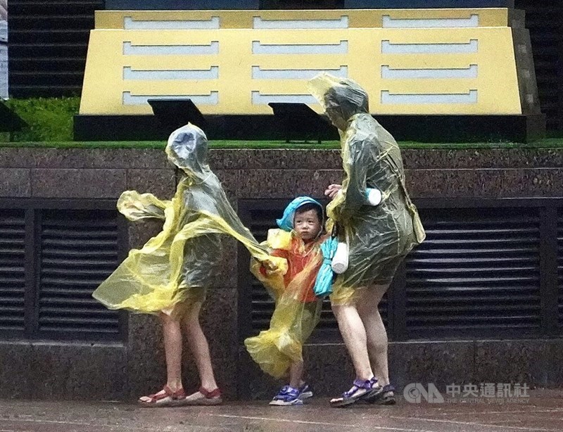 Pedestrians in Kaohsiung. CNA photo July 24, 2024