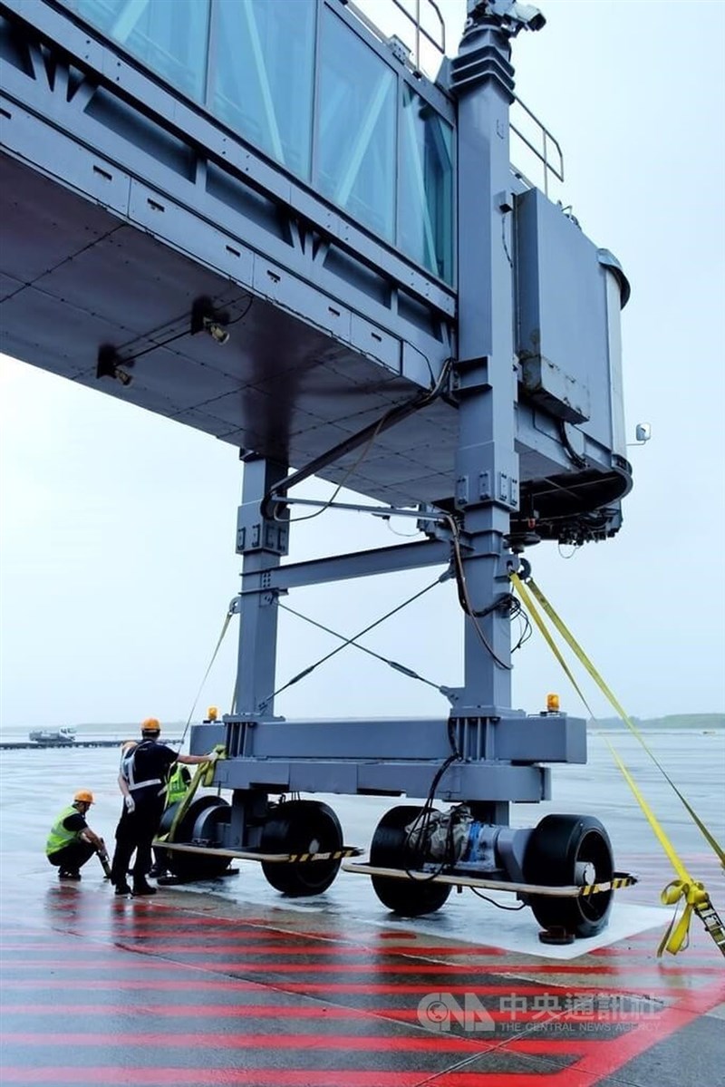 Workers secure an air bridge at Taiwan Taoyuan International Airport as Typhoon Gaemi approaches Taiwan from the east Wednesday. CNA photo July 24, 2024