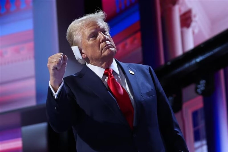 Republican presidential nominee and former U.S. President Donald Trump raises his fist from the stage during the Republican National Convention, at the Fiserv Forum in Milwaukee, Wisconsin, U.S., July 18, 2024. Photo: Reuters