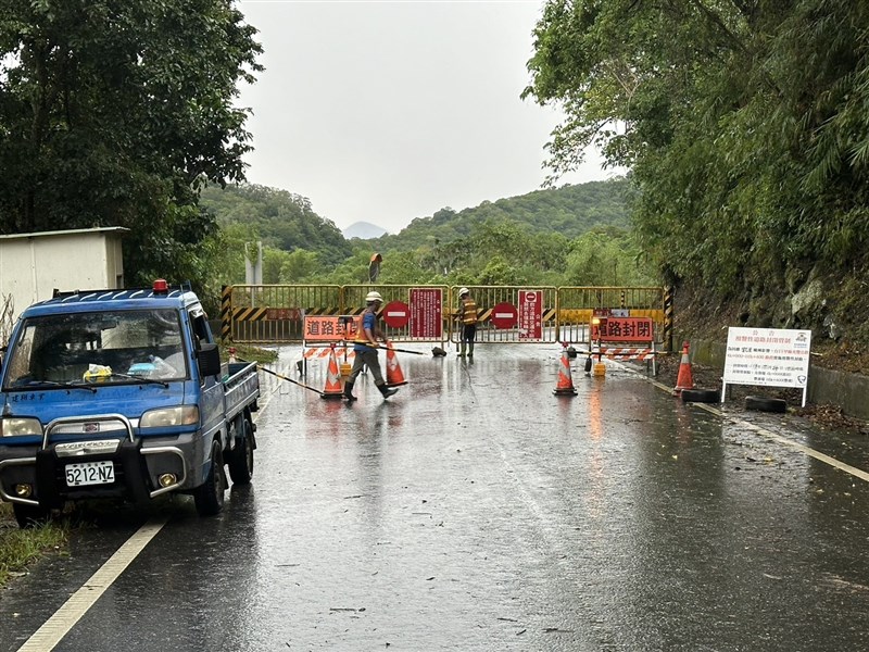 Workers put up a fence on the Provincial Highway No.11A to close a section between the townships of Guangfu and Fengbin in Hualien County Wednesday. Photo courtesy of Hualien County Police Bureau July 24, 2024