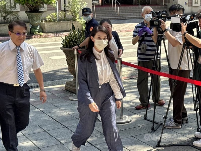 Hsinchu Mayor Kao Hung-an (center) arrives at the Taipei District Court for a court session in a different case in mid-July. CNA photo July 17, 2024