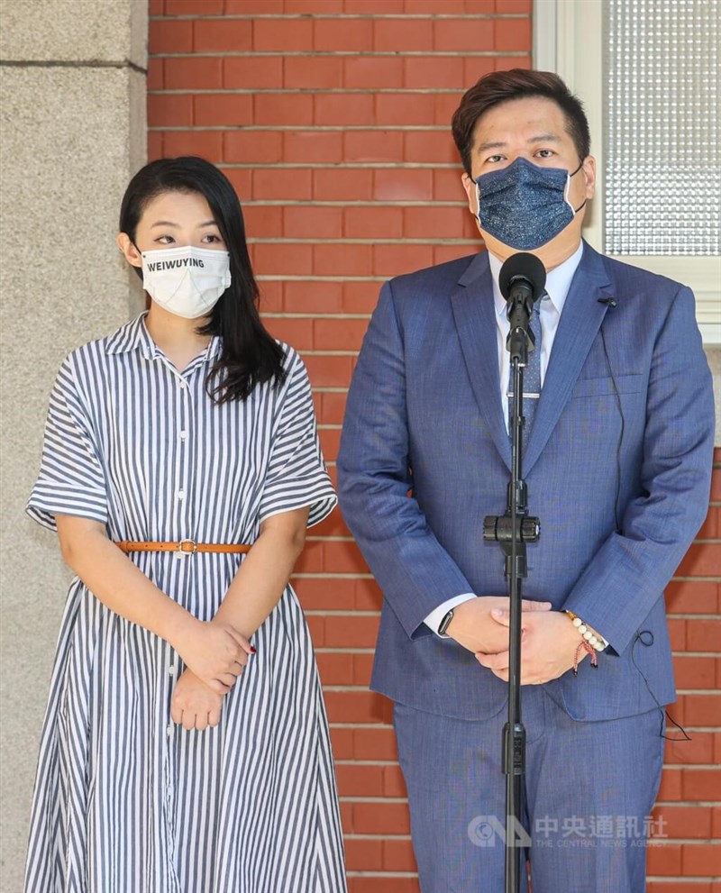 Hsinchu Mayor Kao Hung-an (left) and her deputy Chiu Chen-yuan. Chiu has been named acting mayor by the Ministry of Interior Friday. CNA file photo