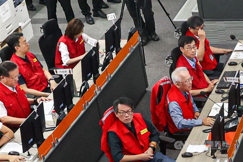 Government workers monitor developments of Typhoon Gaemi at the Central Emergency Operations Center in New Taipei Wednesday. CNA photo July 24, 2024