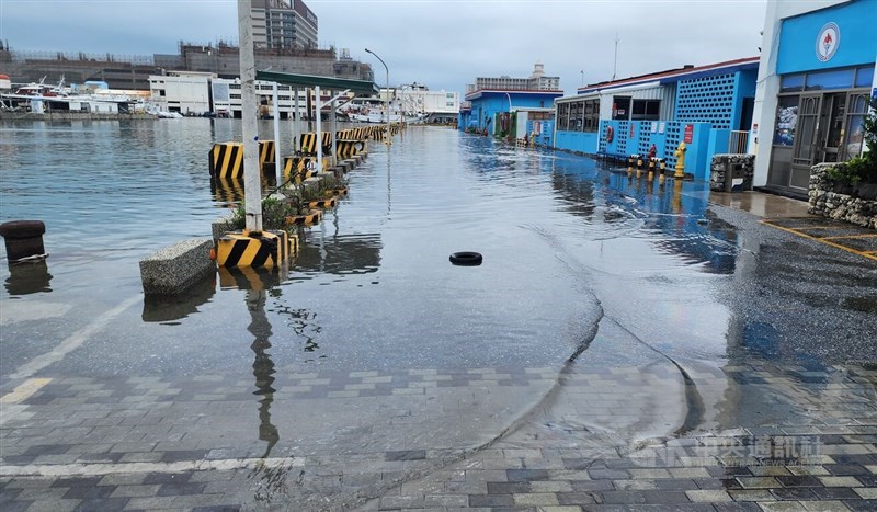 A pier in Penghu is flooded on Wednesday due to Typhoon Gaemi. CNA photo July 24, 2024