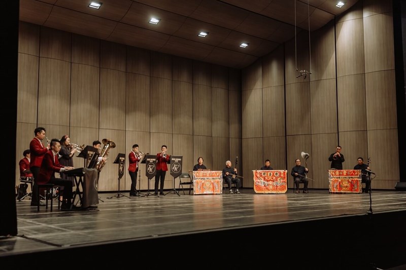 A "Hakka Eight-Tone" band led by Peng Jun-yang jams with brass instrument musicians to bring a jazzy twist to the traditional performance genre. Photo courtesy of Peng Jun-yang