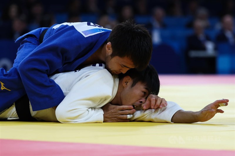 Judoka Yang Yung-wei (in white) loses to Yeldos Smetov of the Republic of Kazakhstan in the quarterfinal of the men's -60 kilogram event in Paris Saturday. CNA photo July 27, 2024