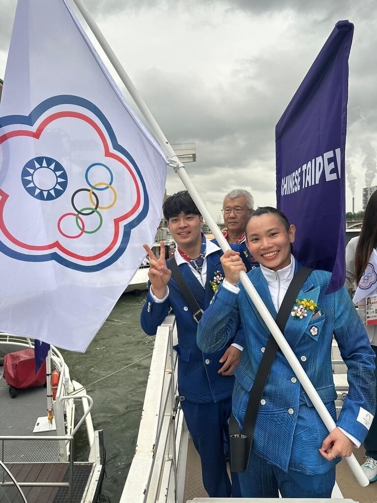 Tai Tzu-ying (right) and Sun Chen (left). Photo courtesy of member of a public