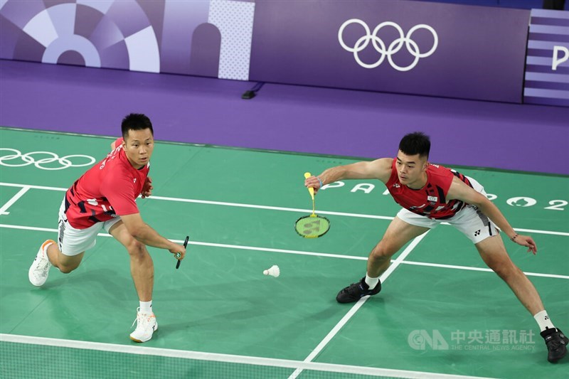 Taiwanese badminton players Lee Yang (left) and Wang Chi-lin play their first match at the Paris Games on Saturday. CNA photo July 28, 2024