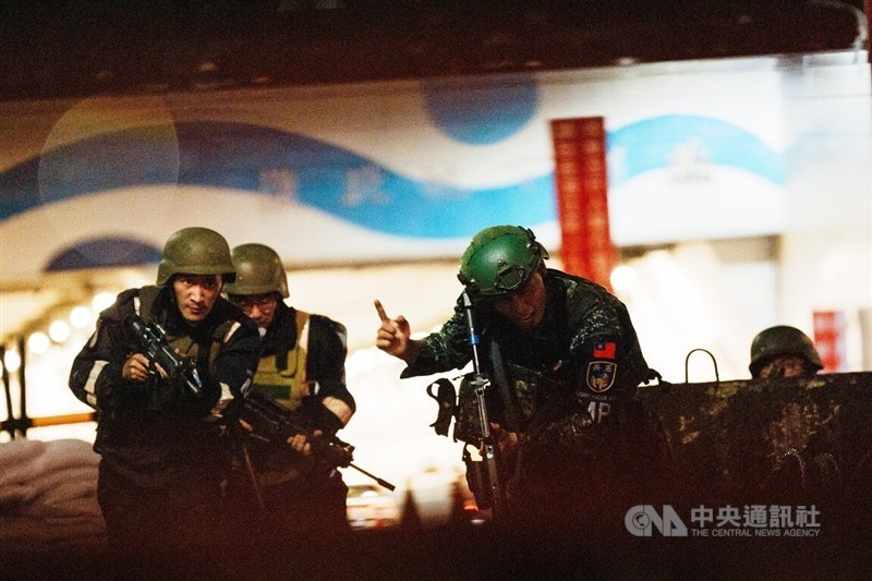 Military police take part in a Han Kuang exercise in Taipei Tuesday night. CNA photo July 24, 2024