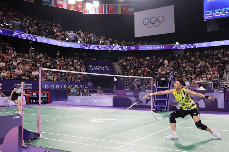 Taiwanese badminton player Tai Tzu-ying (right) competes against Lianne Tan of Belgium at the Summer Games in Paris on Sunday. CNA photo July 28, 2024