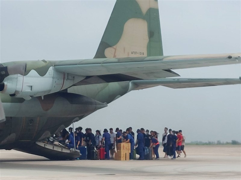 Travelers stranded at the outlying Penghu County board an AirForce C-130 military transport bound for Kaohsiung on Sunday. Photo courtesy of Penghu Defense Command July 28, 2024.