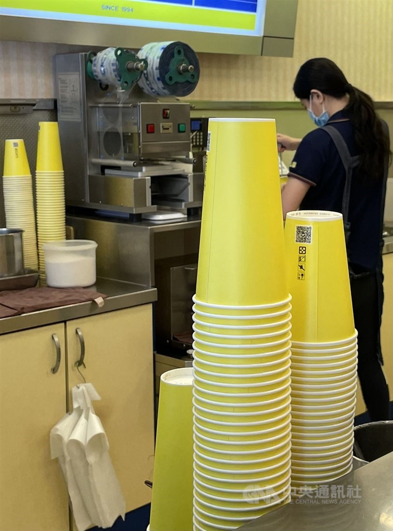 Stacks of paper cups are prepared at tea shop in New Taipei, when the city's ban on single-use plastic cups took effect on May 1, 2023. CNA file photo