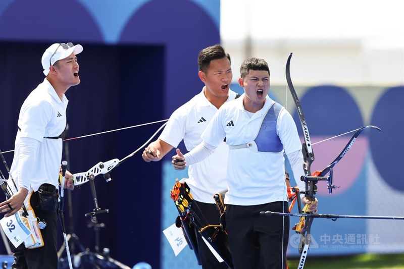 Taiwanese archers Tang Chih-chun (right), Tai Yu-hsuan, and Lin Zih-siang give a shout-out to themselves during their competition against China at the Paris Games on Monday. CNA photo July 29, 2024