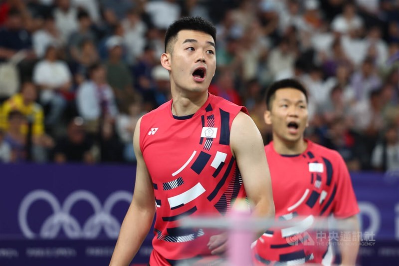 Wang Chi-lin (front) and Lee Yang in Tuesday's game with the American duo in Paris. CNA photo July 30, 2024