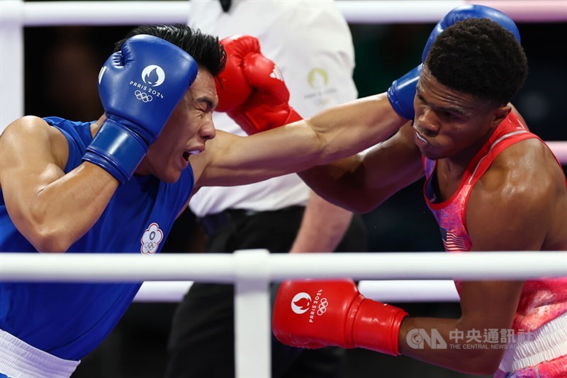 Taiwanese boxer Kan Chia-wei (in blue) and American Omari Jones. CNA photo July 31, 2024