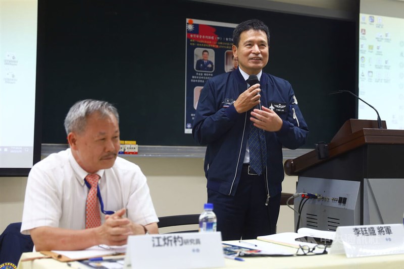 Retired Lieutenant General Li Ting-sheng (right). CNA file photo