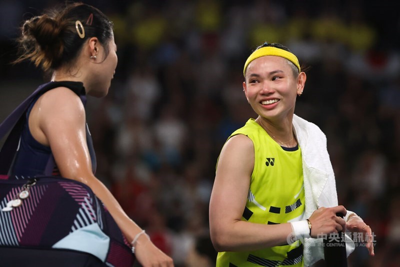 Taiwan badminton ace Tai Tzu-ying (right) and Ratchanok Intanon. CNA photo July 31, 2024