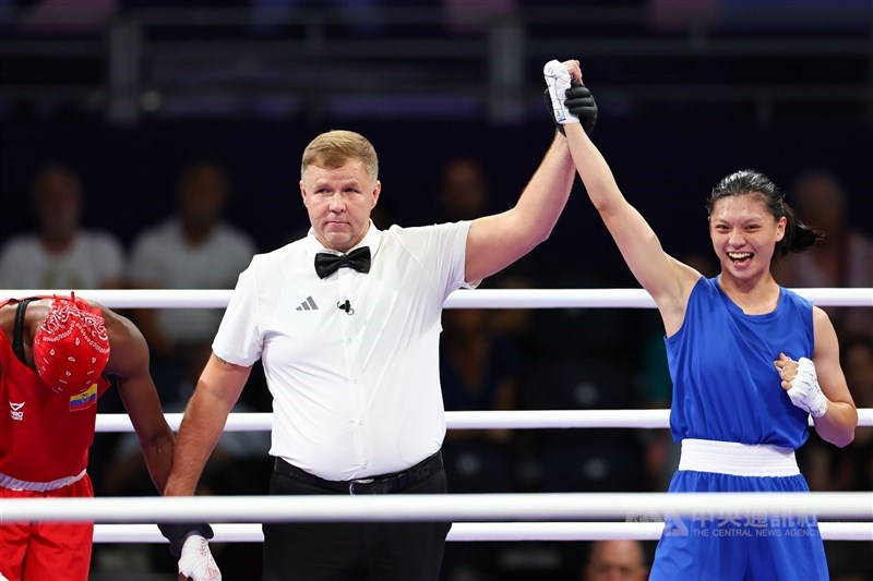 Taiwanese boxer Wu Shih-yi (in blue) is declared the winner of the women's 60-kilogram division quarterfinal at the Paris Olympics on Wednesday. CNA photo July 31, 2024