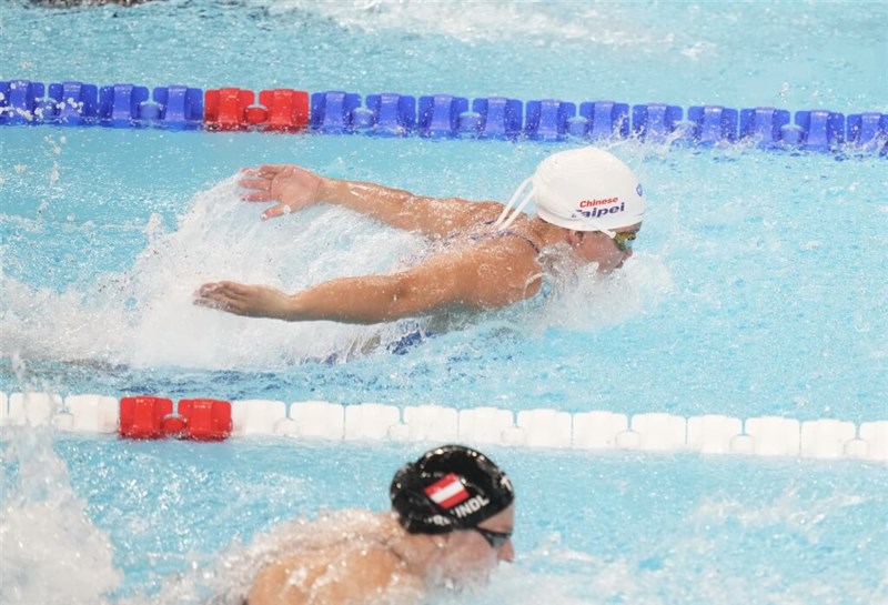 Taiwanese-American swimmer Angela Coe (in a white swimming cap). Photo courtesy of Chinese Taipei Olympic Committee