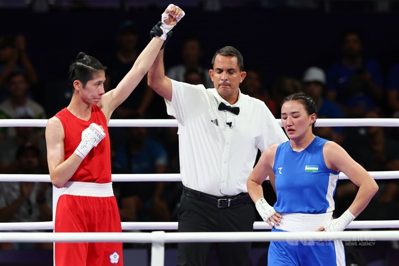 Taiwanese boxer Lin Yu-ting (left). CNA photo Aug. 2, 2024