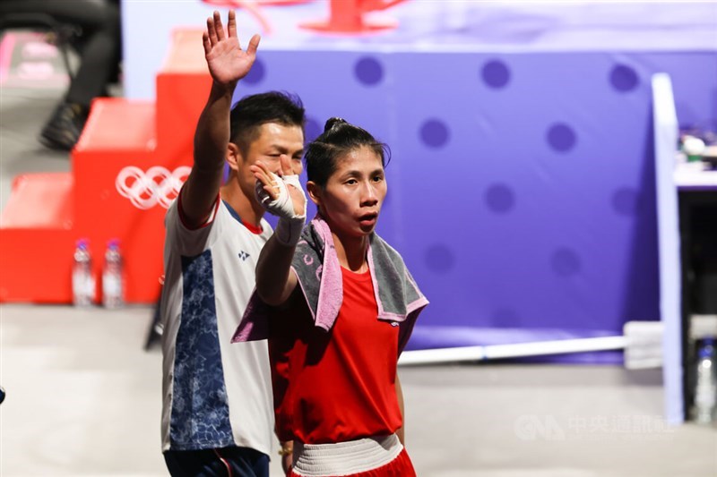 Taiwanese boxer Lin Yu-ting (front) with her coach Tseng Tzu-chiang on Friday. CNA photo Aug. 2, 2024