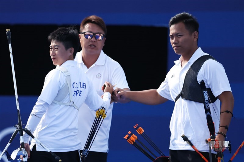 Taiwanese archers Lei Chien-ying (left) and Tai Yu-hsuan. CNA photo Aug. 2, 2024