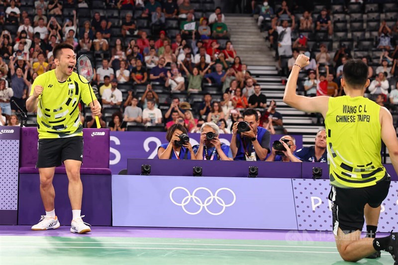 Tokyo Olympic gold medalists Lee Yang and Wang Chi-lin cheer after their victory over Kim Astrup and Anders Skaarup Rasmussen of Denmark on Friday. CNA photo Aug. 2, 2024