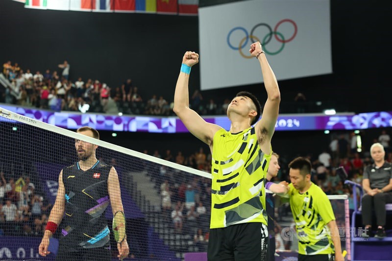 Taiwanese duo Wang Chi-lin (front right) and Lee Yang (back right) secure an Olympic final berth in badminton men's doubles following their semifinal victory over the Russian pair in Paris. CNA photo Aug. 3, 2024