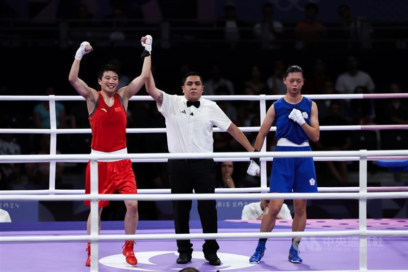 Taiwanese boxer Wu Shih-yi (right) loses in her semifinal bout in the women's 60-kg division in Paris on Saturday. CNA photo Aug. 4, 2024