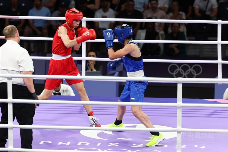 Taiwanese boxer Lin Yu-ting (in red) competes against Svetlana Kamenova Staneva of Bulgaria on Saturday at the Paris OIympics. CNA photo Aug. 4, 2024