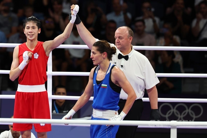 Taiwanese boxer Lin Yu-ting (in red) is declared the winner of the women's 57-kilogram division quarterfinal at the Paris Olympics on Sunday. CNA photo Aug. 4, 2024