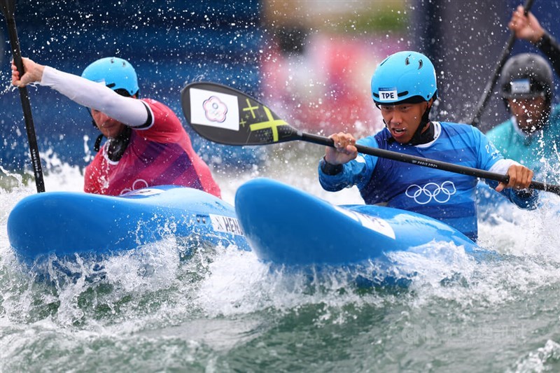 Taiwan's Wu Shao-hsuan (front right) in the men's kayak cross event at the Paris Olympics on Saturday. CNA photo Aug. 4, 2024