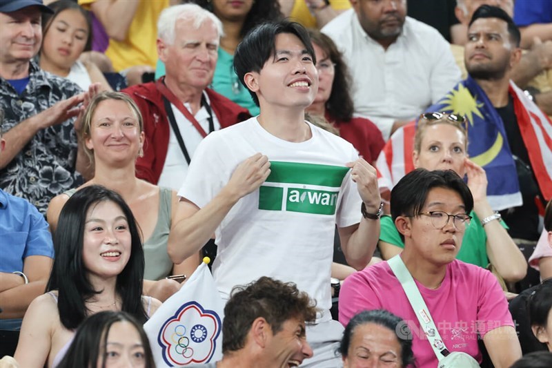 A fan wears a white t-shirt with 'Taiwan' printed on it at Lee Yang and Wang Chi-ling's gold medal battle on Sunday at the Paris Olympics. CNA photo Aug. 5, 2024