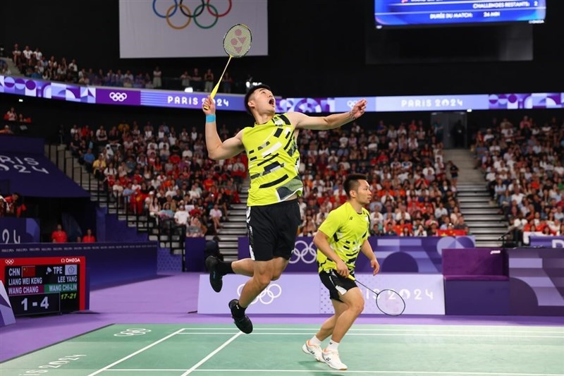 Taiwanese badminton players Lee Yang (right) and Wang Chi-lin. CNA photo Aug 4, 2024