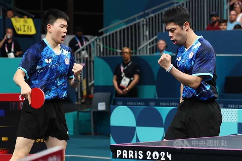 Taiwanese paddlers Kao Cheng-jui (高承睿) and Chuang Chih-yuan (莊智淵) play at the Paris Olympics on Monday. CNA photo Aug. 5, 2024