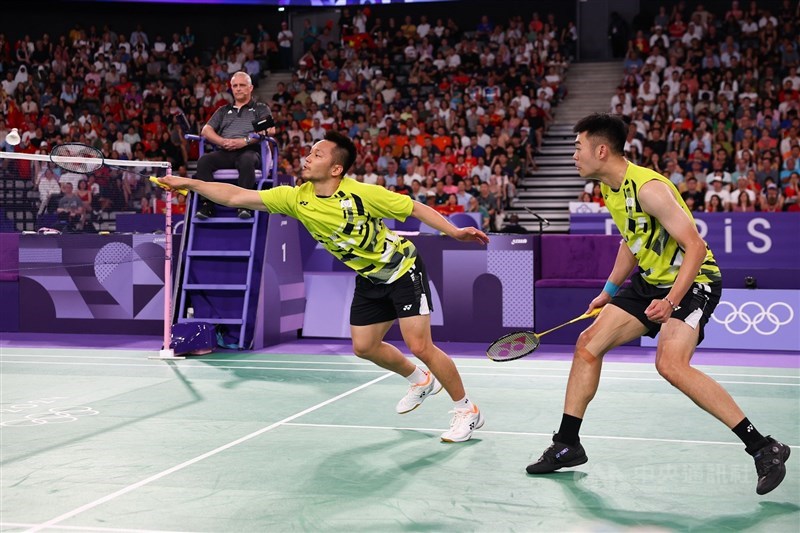 Taiwanese shuttlers Lee Yang (left) and Wang Chi-lin play go up against their Chinese opponents in the gold medal match in Paris on Sunday. CNA photo Aug. 4, 2024