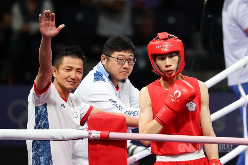 Taiwanese female boxer Lin Yu-ting (right) and her coach. CNA photo Aug. 4, 2024