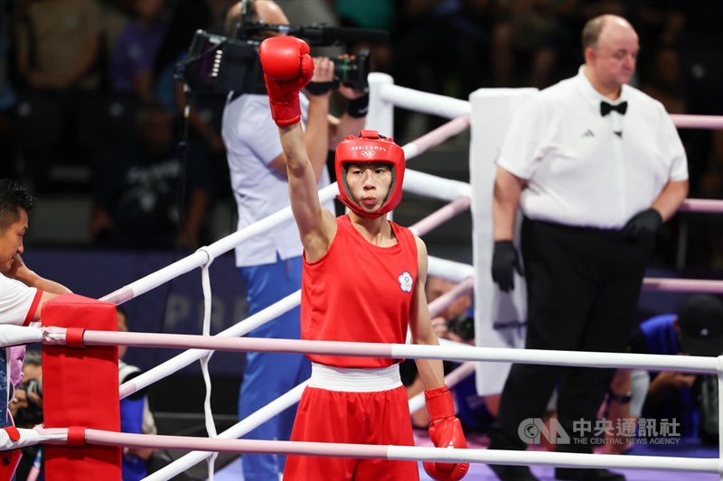 Taiwanese boxer Lin Yu-ting (center). CNA photo Aug. 4, 2024