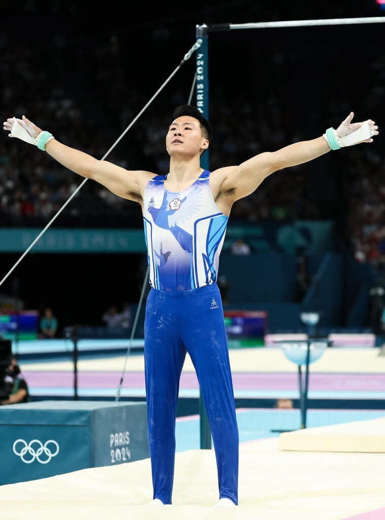 Taiwanese gymnast Tang Chia-hung finishes his routine in the men's horizontal bar final at the Paris Olympics on Monday. CNA photo Aug. 5, 2024