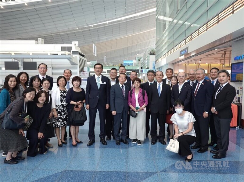 Taiwan's top representative to Japan Frank Hsieh (center). CNA photo Aug. 7, 2024