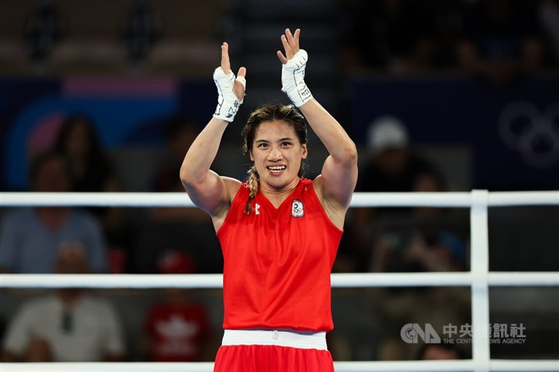 Taiwanese boxer Chen Nien-chin claps to thank the crowd for their support after her semifinal match against China's Yang Liu on Tuesday (Paris time). CNA photo Aug. 7, 2024