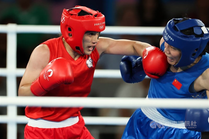 Taiwanese boxer Chen Nien-chin (in red) during her boxing semifinal match against China's Yang Liu on Tuesday (Paris time). CNA photo Aug. 7, 2024