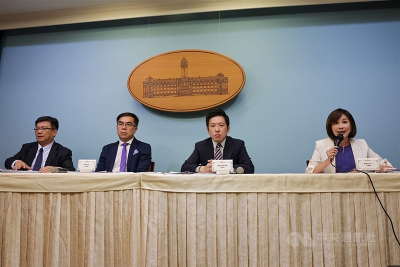 Taiwan Power Co. (Taipower) Chairman Tseng Wen-sheng (left). CNA photo Aug. 8, 2024