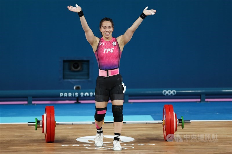 Taiwanese weightlifter Kuo Hsing-chun waves to the spectators after completing all her lifts. CNA photo Aug. 8, 2024