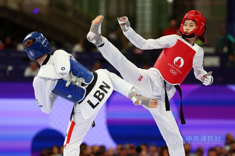 Taiwanese taekwondo athlete Lo Chia-ling (right). CNA photo Aug. 8, 2024