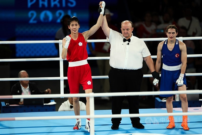 Taiwanese boxer Lin Yu-ting (left, in red) is declared winner by the referee after her bout against Turkey's Esra Yildiz Kahraman at the Paris Olympics on Wednesday. CNA photo Aug. 7, 2024