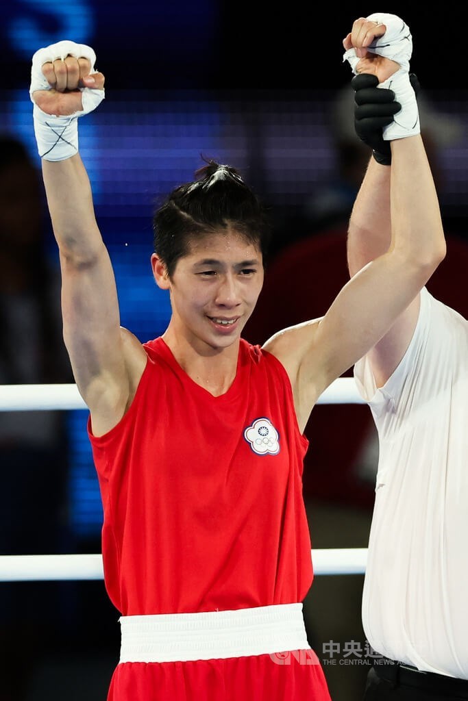 Olympian boxer Lin Yu-ting of Taiwan celebrates her semifinal victory in women's 57 kg division in Paris Wednesday. CNA photo Aug. 8, 2024