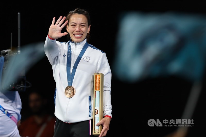 Taiwanese weightlifter Kuo Hsing-chun waves to Taiwanese spectators during the awards ceremony on Thursday. CNA photo Aug. 9, 2024