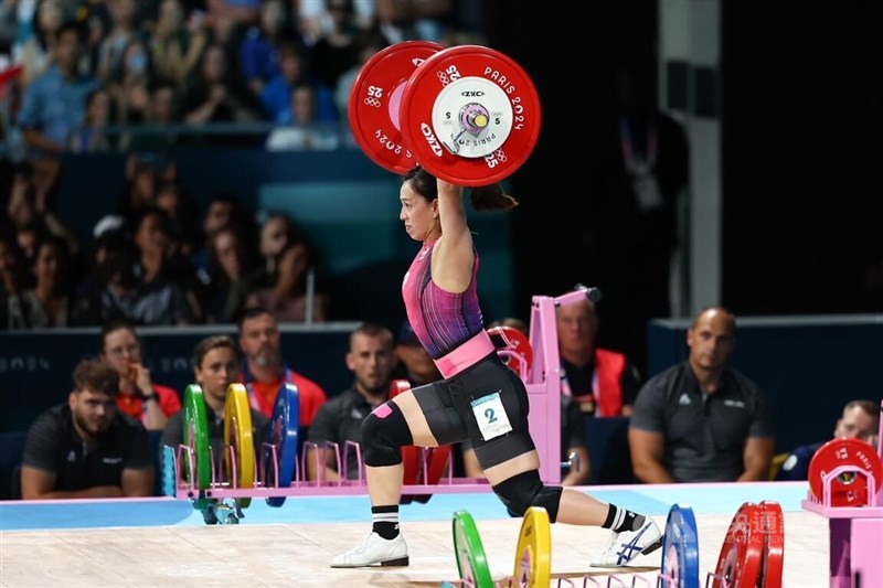 Taiwanese weightlifter Kuo Hsing-chun lifts a clean and jerk of 130kg at the Paris Olympics on Monday. CNA photo Aug. 8, 2024